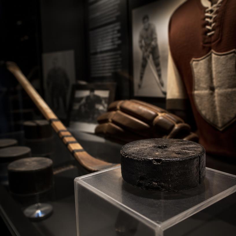 Der Puck und die Zeit: Eine Expedition durch die Eishockeygeschichte